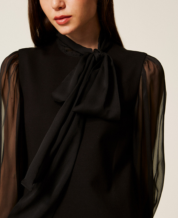 Короткое платье с воротником-аскот