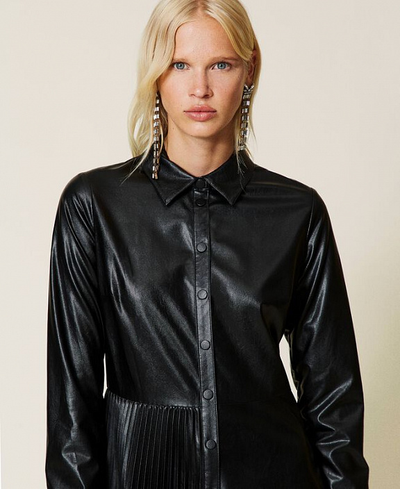 Длинное платье-рубашка из ткани с покрытием