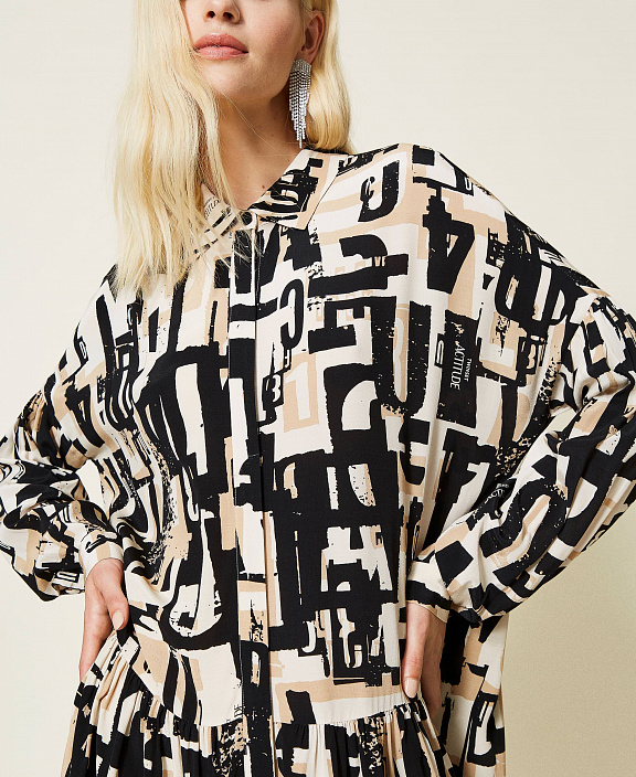 Короткое платье из крепдешина с принтом логотипа