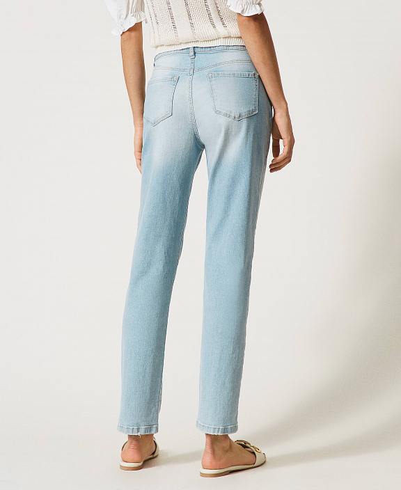 Джинсы с вышивкой