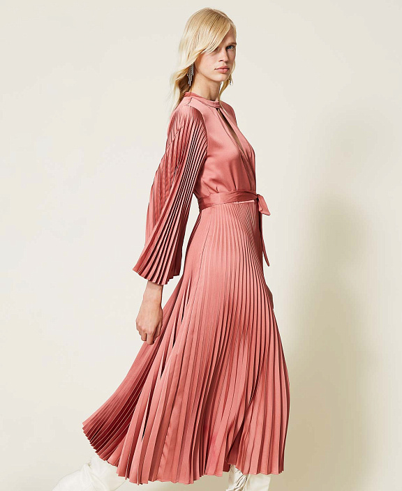 Платье с плиссированной юбкой и рукавами