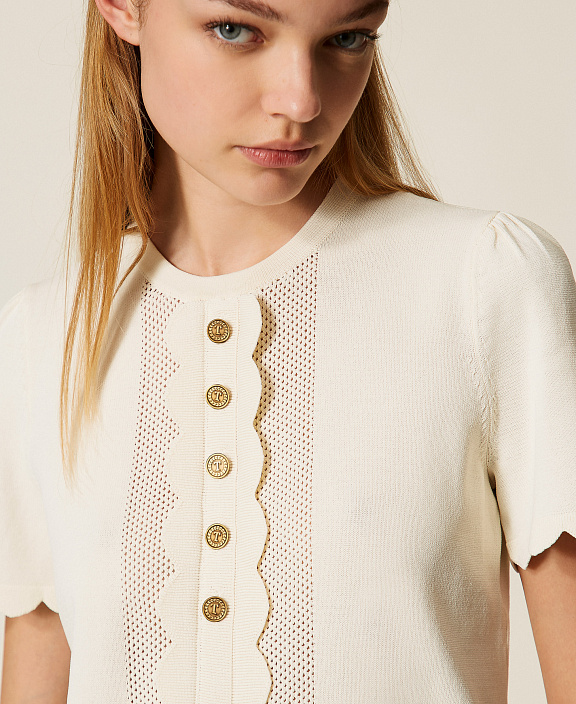 Джемпер с короткими рукавами, с фестонами и пуговицами