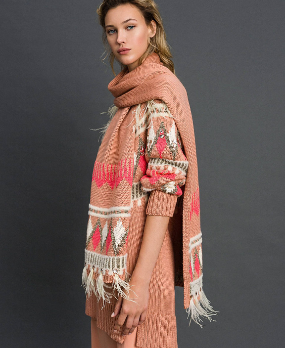 Трикотажный жаккардовый шарф с шатонами и перьями

