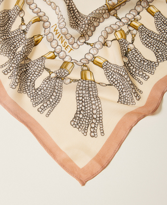 Шарф с декоративным жемчугом