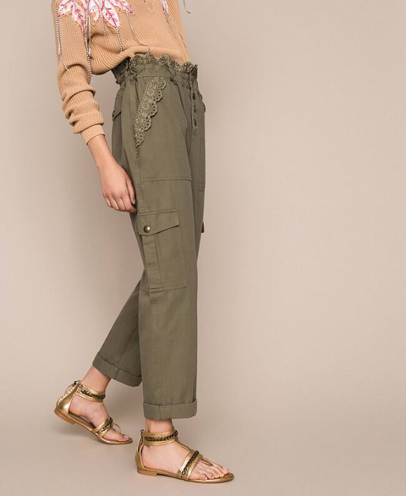 Брюки с пуговицами