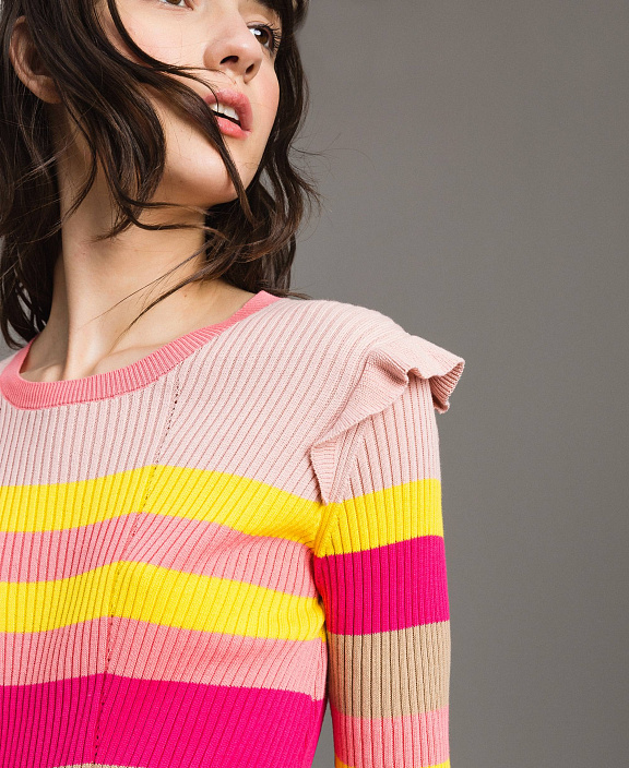 Джемпер с оборками на плечах