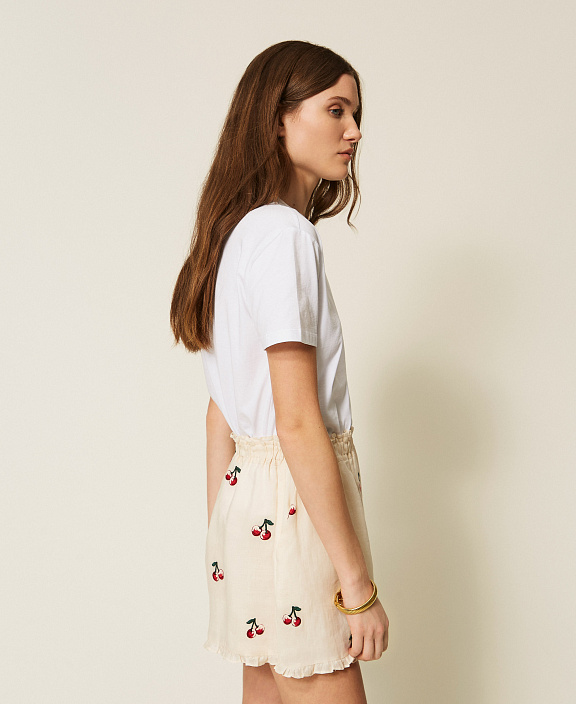 Классическая футболка с брошью кроше