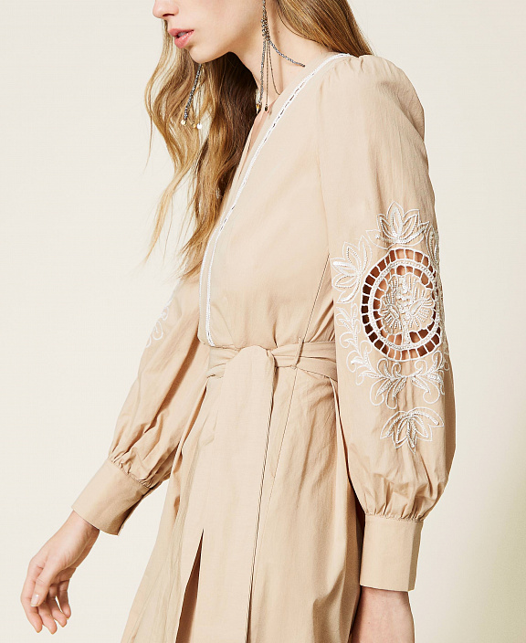 Длинное платье из муслина с ручной вышивкой