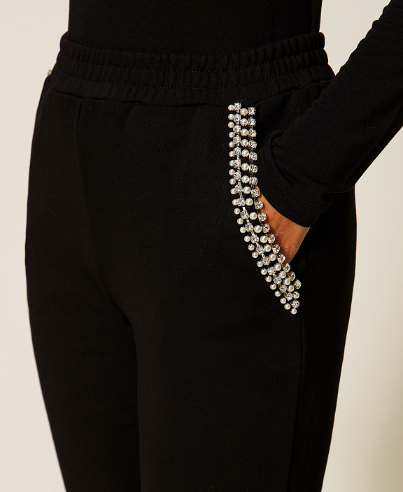 Джоггеры из футера со стразами и жемчугом