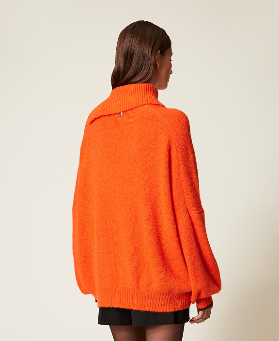 Джемпер с воротником-стойкой и брошкой
