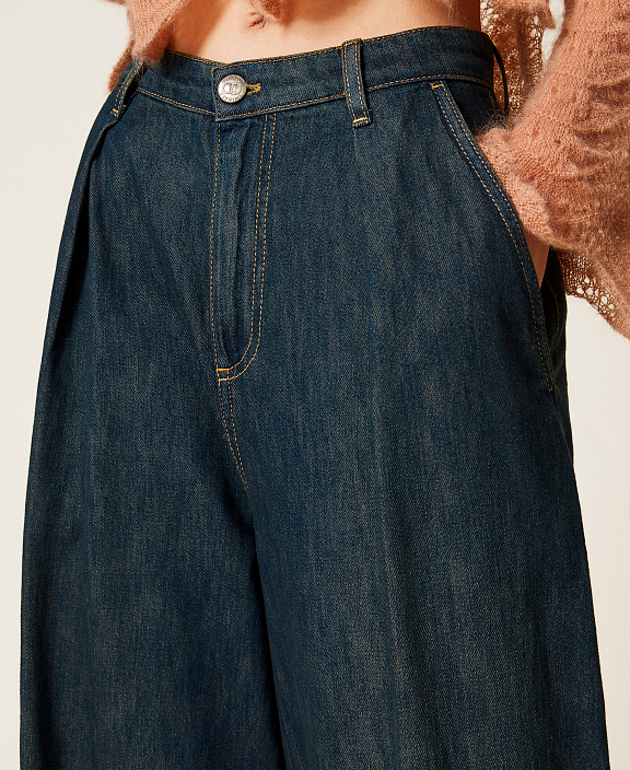 Просторные джинсы со складками