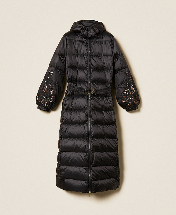 Удлиненный пуховик с поясом и кружевными вставками
