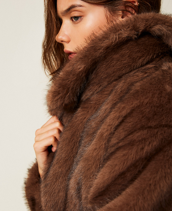 Короткая куртка из искусственного меха