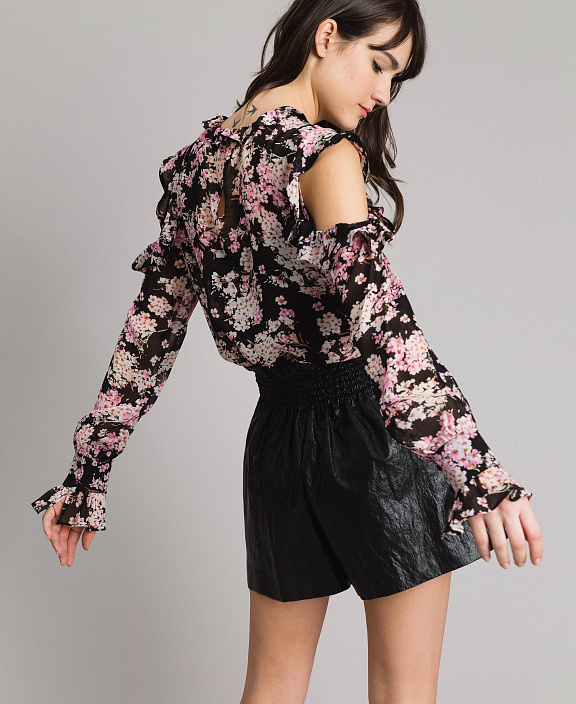 Блузка с вырезами на плечах