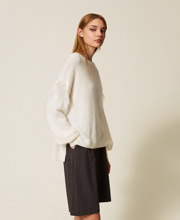 Джемпер из смесовой ангоры с перьями