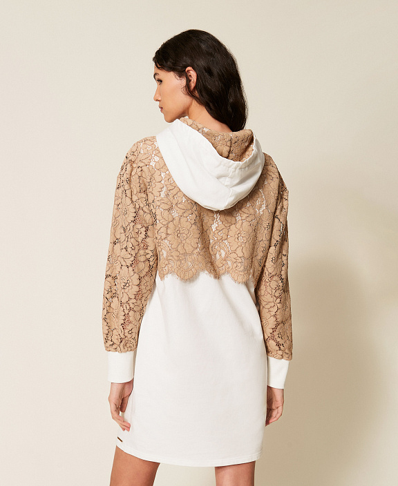 Короткое платье из футера и кружева