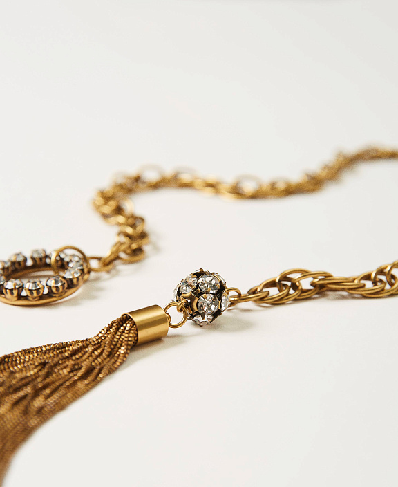 Ожерелье в виде цепи с камнями