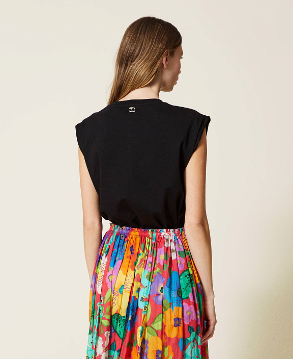 Футболка с разноцветной цветочной вышивкой