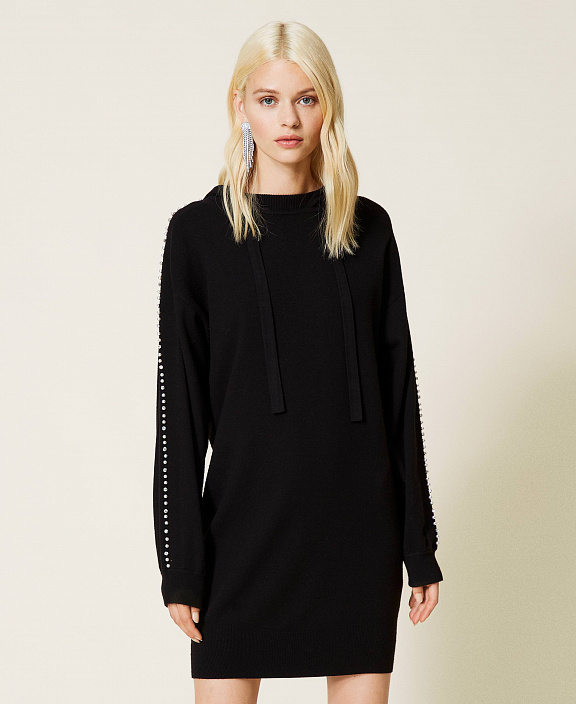 Трикотажное платье с жемчугом