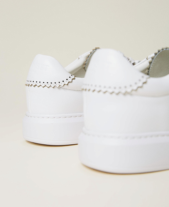 Кожаные сникеры со стразами