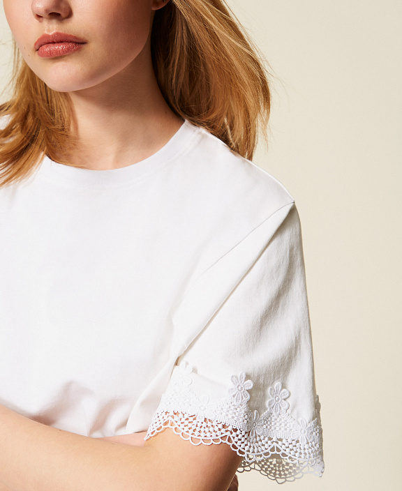 Блузка с кружевной отделкой рукавов