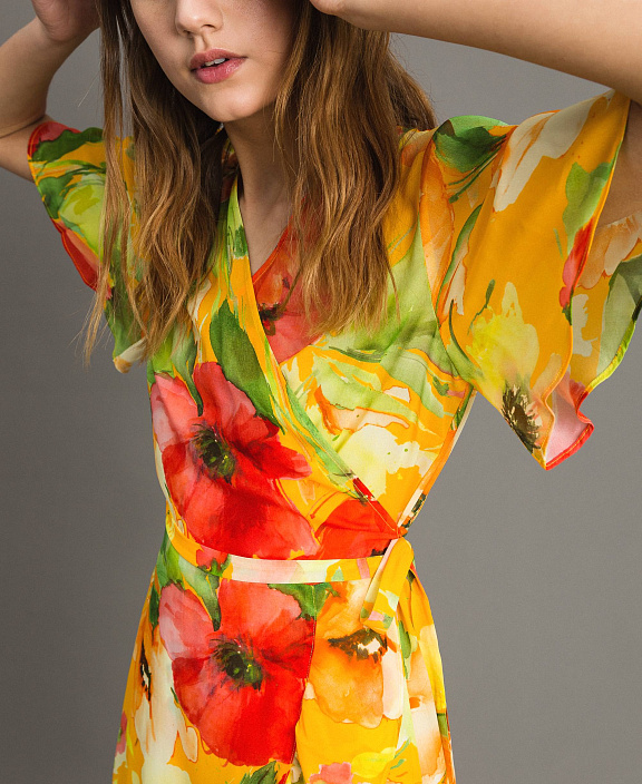 Платье на запах с цветочным принтом