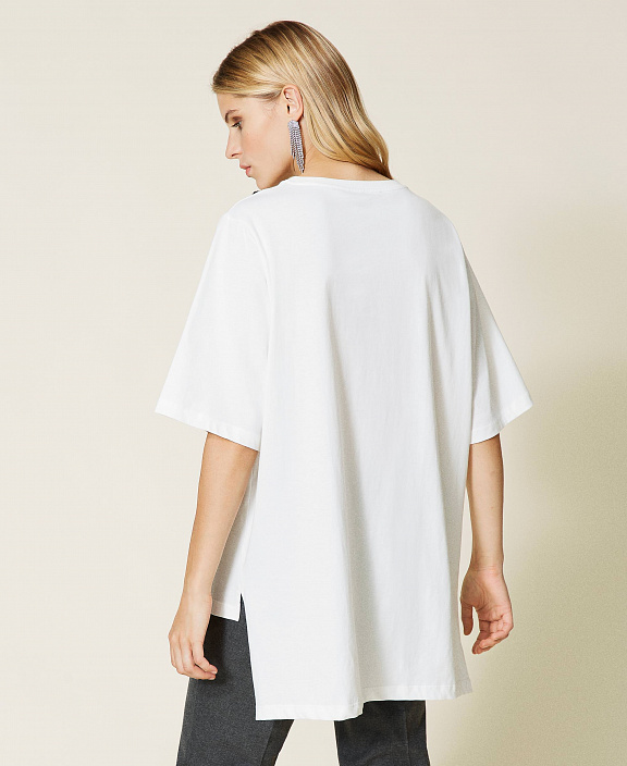 Футболка с вышитым логотипом