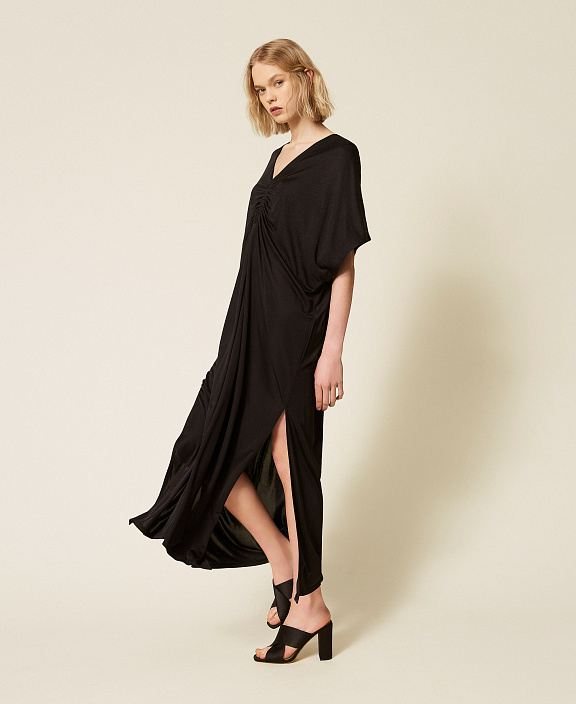 Платье из фактурного трикотажа с контрастной отделкой