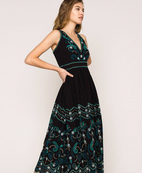 Платье с вышивкой пайетками