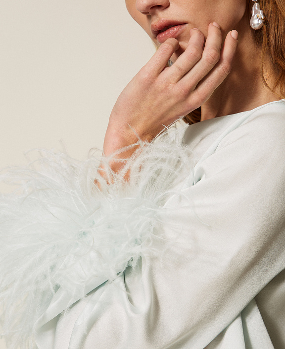 Блуза с декором из перьев на манжетах