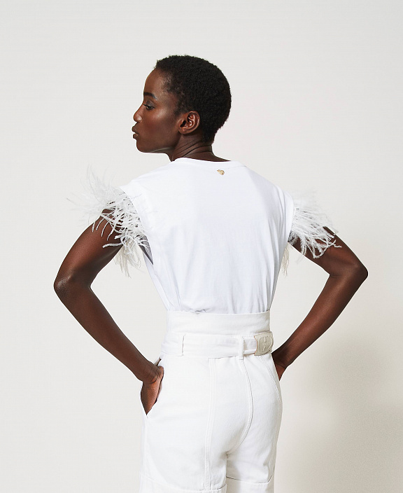 Футболка с отделкой перьями