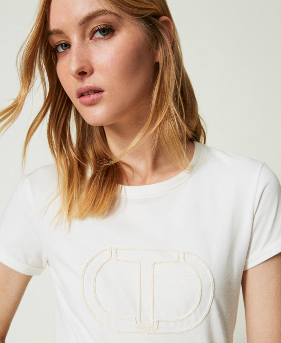 Классическая футболка с вышитым Oval T