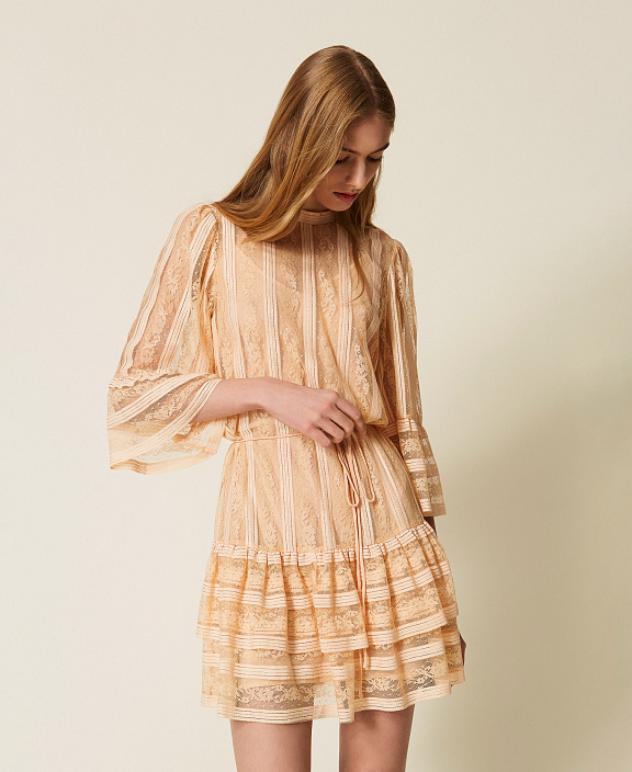 Короткое кружевное платье в полоску с поясом