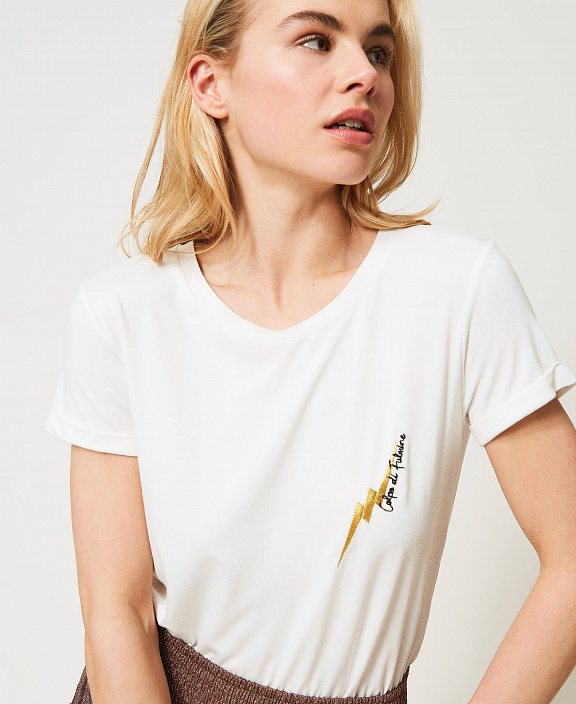 Футболка с вышивкой гладью