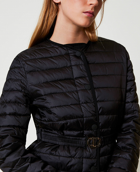 Стеганая куртка с капюшоном и поясом