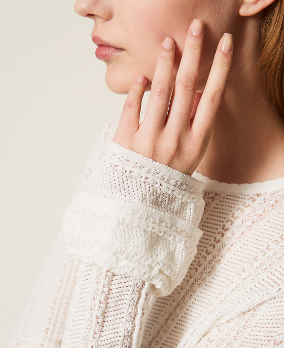 Облегающий ажурный джемпер с оборками