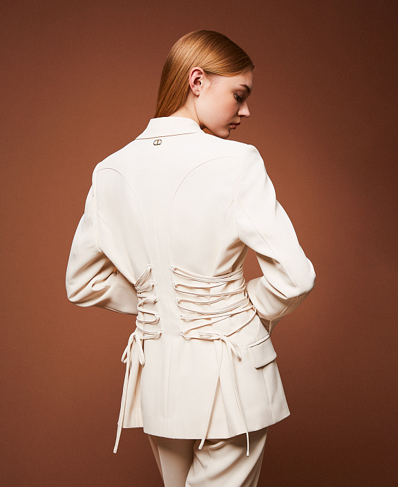 Блейзер из креп-кади со шнуровкой по бокам