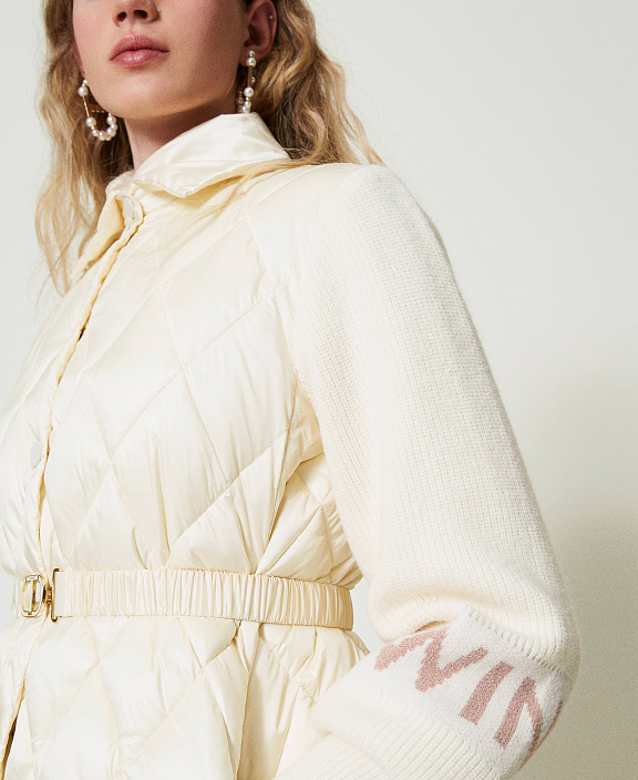 Стеганая куртка с трикотажными рукавами и поясом