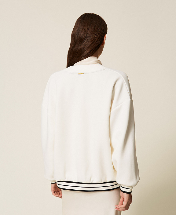 Кардиган из неопреновой ткани с брошью