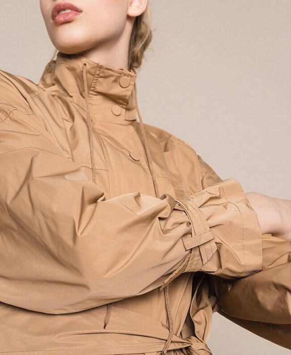 Плащ с плиссированным краем