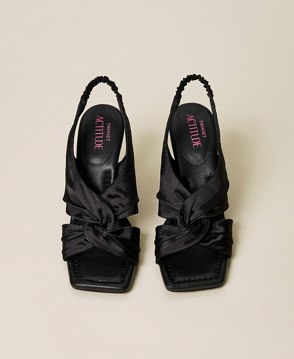 Высокие босоножки с расклешенным каблуком