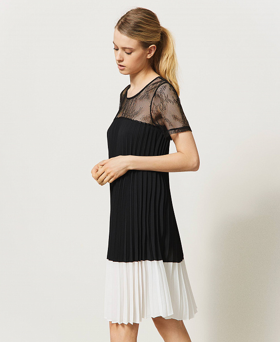 Плиссированное платье с кружевом