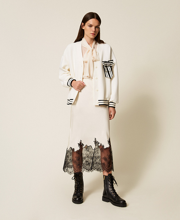 Кардиган из неопреновой ткани с брошью