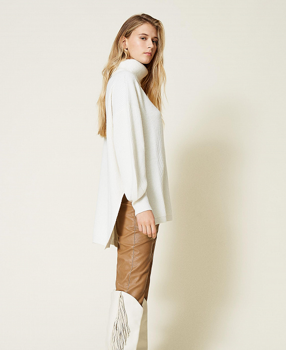 Трикотажный свитер из смесовой шерсти в рубчик