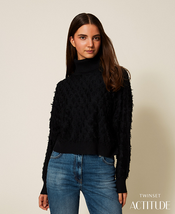 Джемпер с воротником-стойкой и бахромой