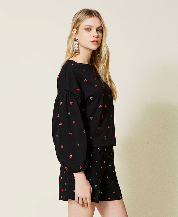 Креповая блузка с вышитыми сердечками
