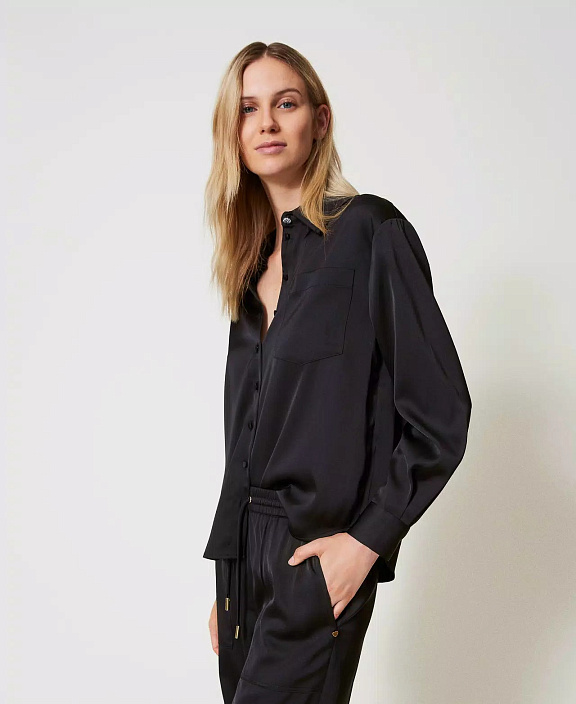 Атласная рубашка с пуговицей-украшением