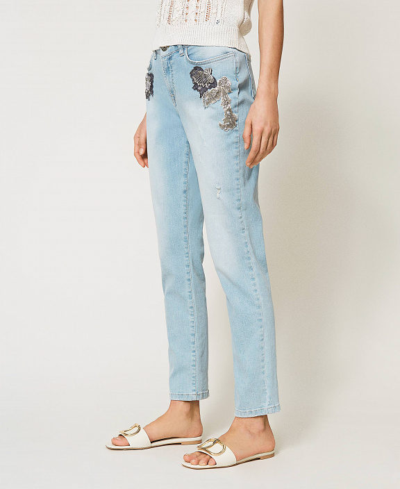 Джинсы с вышивкой