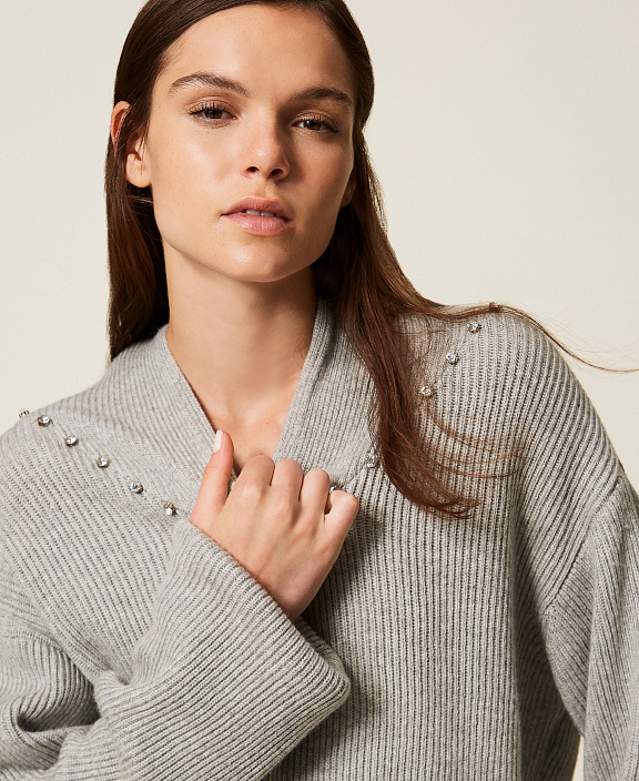 Объемный джемпер из трикотажа в рубчик с декором